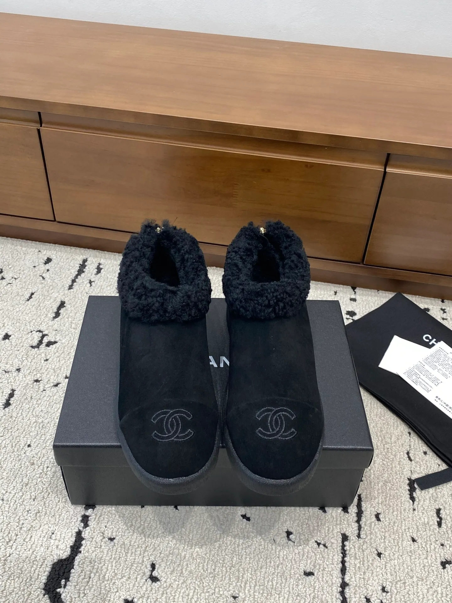 👟👟Ex-factory price 640👟👟 🍀Chanel 2025 autumn and winter style wool shoes Chanel new autumn and winter genuine wool slippers and boots Xiaoxiang 2025 autumn and winter one of the most beautiful snow boots Classic, beautiful and warm snow boots ❤️super warm! It's enough to have it this winter, it's really beautiful and fairy~ Materials and craftsmanship: The upper is made of custom sheepskin/wool/sheepskin, and the inner pads are all made of wool. It feels very soft and comfortable! The sole is the original TPU outsole Size: 35-39 (40.41 customized, non-refundable)